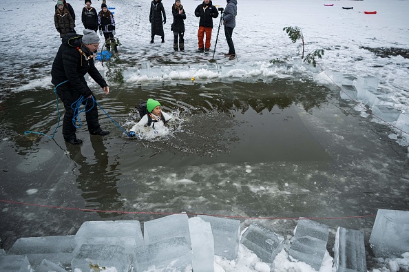 Des élèves de 5e année de l'école Vaxmora de Sollentuna participent à un exercice leur apprenant comment réagir en cas de chute dans un trou dans la glace, le 7 février 2023, à Sollentuna, Suède. (Photo : JONATHAN NACKSTRAND/AFP via Getty Images)