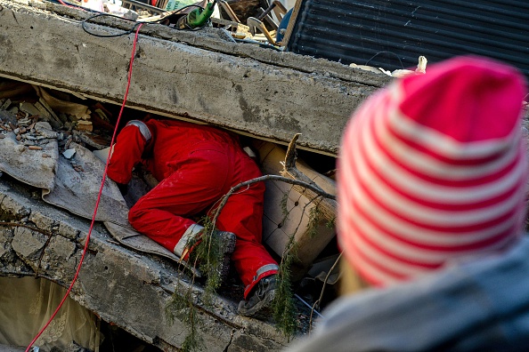 Des sauveteurs effectuent des opérations de recherche parmi les décombres de bâtiments effondrés à Adiyaman, en Turquie, le 9 février 2023. (Photo : ILYAS AKENGIN/AFP via Getty Images)