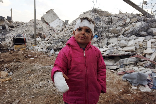 Musa Hmeidi, un enfant syrien de six ans a été sorti vivant des décombres d'un immeuble. (Photo : BAKR ALKASEM/AFP via Getty Images)