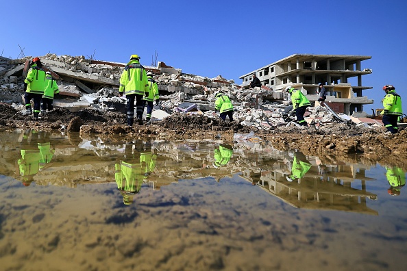 Des sauveteurs émiratis poursuivent leurs opérations de recherche et de sauvetage dans la ville de Jableh, Syrie, à la suite d'un séisme meurtrier. (KARIM SAHIB/AFP via Getty Images)