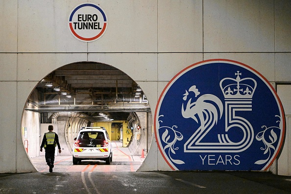 Le tunnel sous la Manche, la plus longue du monde, ouvert en 1994, est composé de deux tunnels à voie unique et d'un tunnel de service, chacun d'une longueur de 50 kilomètres. (FRANCOIS LO PRESTI/AFP via Getty Images)