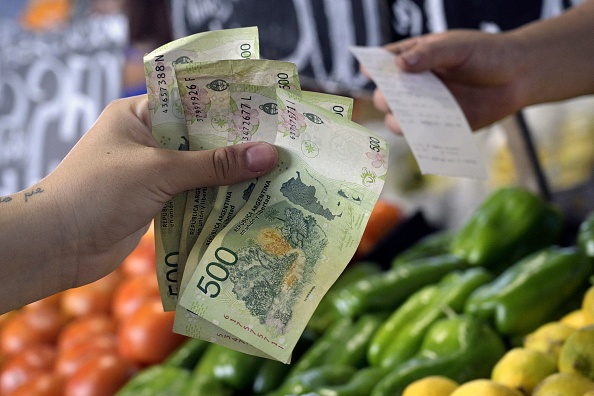 En Argentine, l'inflation a atteint les 94 % pour l'année 2022. (JUAN MABROMATA/AFP via Getty Images)