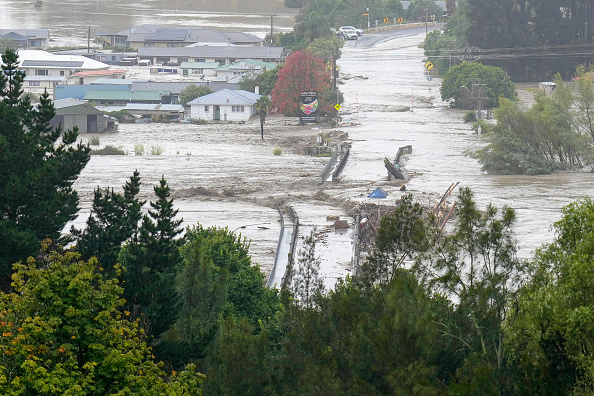 Le pont Waiohiki et ses environs inondés par la rivière Tutaekuri après que le cyclone Gabrielle a touché terre près de la ville de Napier, en Nouvelle-Zélande. (STR/AFP via Getty Images)