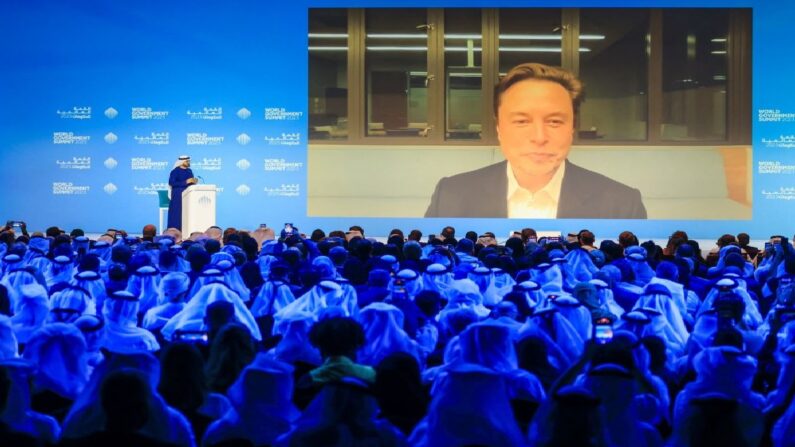 Elon Musk lors du Sommet mondial des gouvernements à Dubaï le 15 février 2023. (Photo par KARIM SAHIB/AFP via Getty Images)