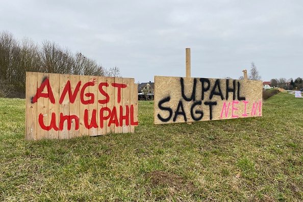 Des pancartes indiquant "Peur pour Upahl" (à gauche) et "Upahl dit non" sont affichées le long de la route principale traversant Upahl, le 13 février 2023. (FEMKE COLBORNE/AFP via Getty Images)