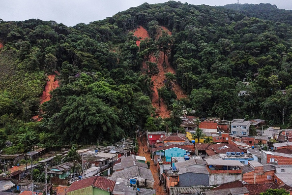 Des glissements de terrain après des pluies torrentielles dans le district de Juquehy à Sao Sebastiao, au Brésil, le 20 février 2023. (FERNANDO MARRON/AFP via Getty Images)