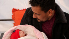La petite Syrienne née sous les décombres recueillie par ses proches