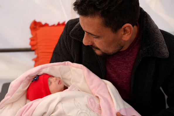 Khalil al-Suwadi a recueilli sa nièce Afraa, un bébé syrien né sous les décombres après le tremblement de terre du 6 février, après son admission à l'hôpital de la ville de Jandaires, Syrie. (RAMI AL SAYED/AFP via Getty Images)