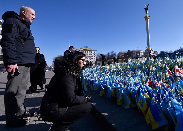 L'ambassadeur de France en  Ukraine Étienne de Poncins (g) et la ministre de la Culture Rima Abdul-Malak en déplacement à Kiev en Ukraine le 23 février 2023. (Photo SERGEI CHUZAVKOV/AFP via Getty Images)