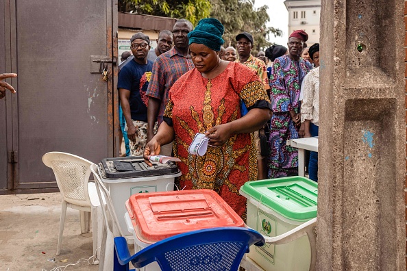 Une femme dépose son bulletin de vote à Ojuelegba, Lagos, le 25 février 2023. (BENSON IBEABUCHI/AFP via Getty Images)