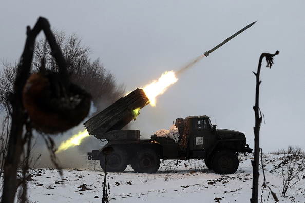 Un lance-roquettes multiple BM-21 Grad tire, dans la région sud-est de Kharkiv  -
(Photo by ANATOLII STEPANOV/AFP via Getty Images)