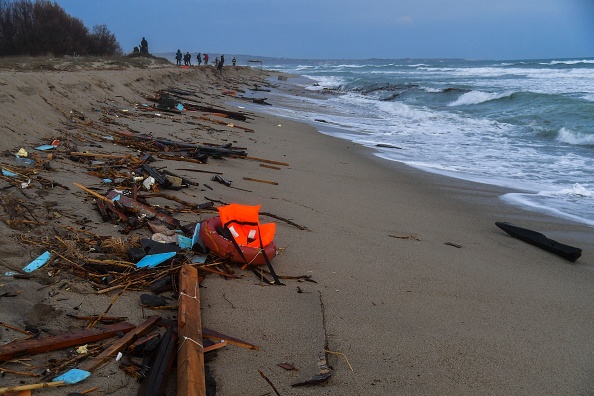 59 migrants, dont un tout petit bébé, sont morts après le naufrage de leur embarcation surchargée, tôt le 26 février 2023, dans une mer agitée au large de la région de Calabre. (ALESSANDRO SERRANO/AFP via Getty Images)