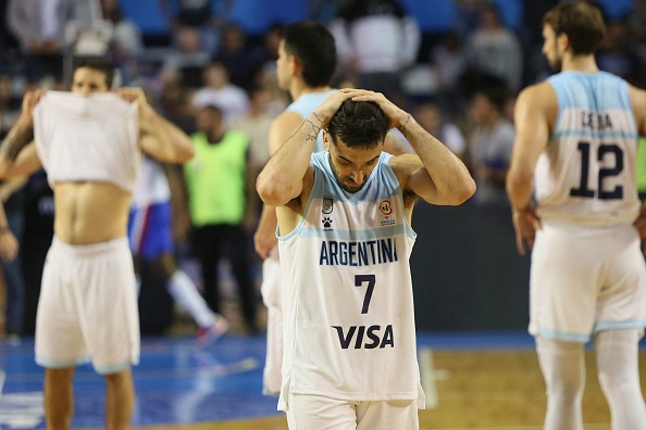 Facundo Campazzo (C) de l'Argentine et ses coéquipiers réagissent après leur défaite contre la République dominicaine au stade Islas Malvinas à Mar del Plata, le 26 février 2023. (VICENTE ROBLES/AFP via Getty Images)