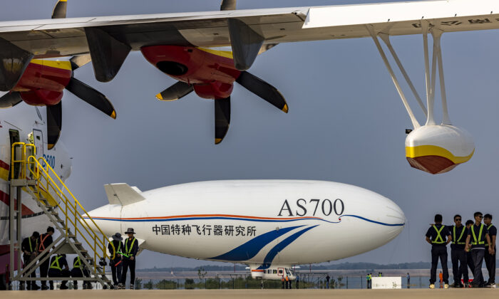 Le dirigeable chinois AS700 décolle pour un vol d'essai à l'aéroport de Jingmen Zhanghe dans la province du Hubei, le 16 septembre 2022. (Shen Ling/VCG via Getty Images)