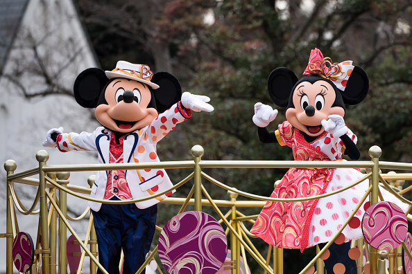 Mickey Mouse (L) et Minnie Mouse – Disneyland -
 (Photo Tomohiro Ohsumi/Getty Images)