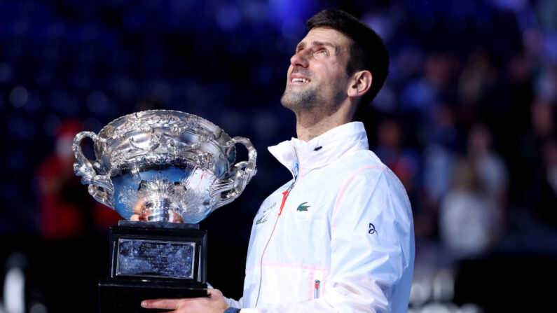 Novak Djokovic remporte la Norman Brookes Challenge Cup en battant Stefanos Tsitsipas en finale du simple masculin de l'Open d'Australie à Melbourne, en Australie, le 29 janvier 2023. (Lintao Zhang/Getty Images)