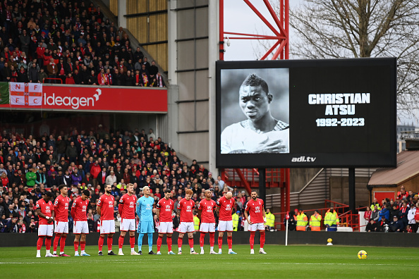 Les joueurs de Nottingham Forest observent une minute de silence à la mémoire de l'ancien joueur de Premier League Christian Atsu, le 18 février 2023 à Nottingham, Angleterre. (Michael Regan/Getty Images)