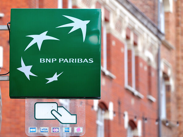 BNP Paribas fait un bénéfice de 10,2 milliards d'euros et prévoit de supprimer 921 postes en France. (Photo : PHILIPPE HUGUEN/AFP via Getty Images)