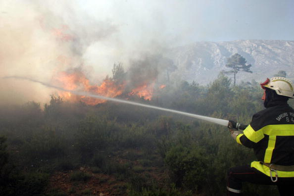 60 hectares de végétation brûlés, "sept sapeurs-pompiers légèrement blessés". Image d'illustration. (PATRICK VALASSERIS/AFP via Getty Images)