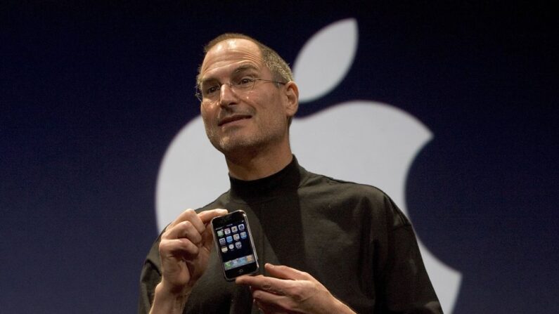 Steve Jobs montre le nouvel iPhone au salon Macworld le 9 janvier 2007, à San Francisco. (Photo: David Paul Morris/Getty Images)