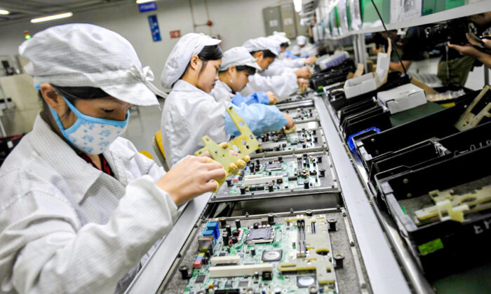 Assemblage de composants électroniques dans l'usine du géant technologique taïwanais Foxconn à Shenzhen City, dans la province du Guangdong, en Chine, le 26 mai 2010. (AFP/Getty Images)