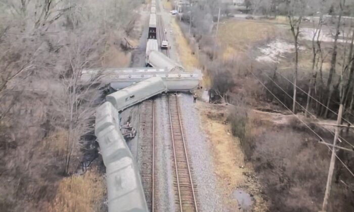 Train ayant déraillé à Van Buren Township, Michigan, le 16 février 2023. (Avec l'aimable autorisation de Van Buren Township Public Safety)