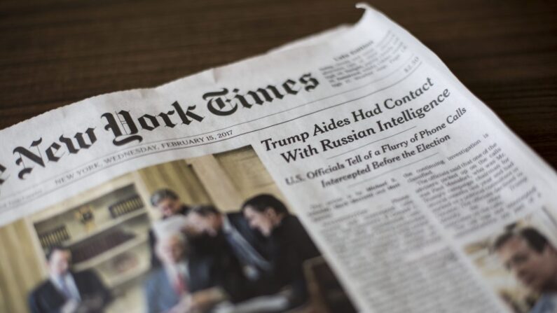 La première page du New York Times du 15 février 2017 avec un éditorial consacré à la collusion entre les collaborateurs de Trump et la Russie (Samira Bouaou/Epoch Times)