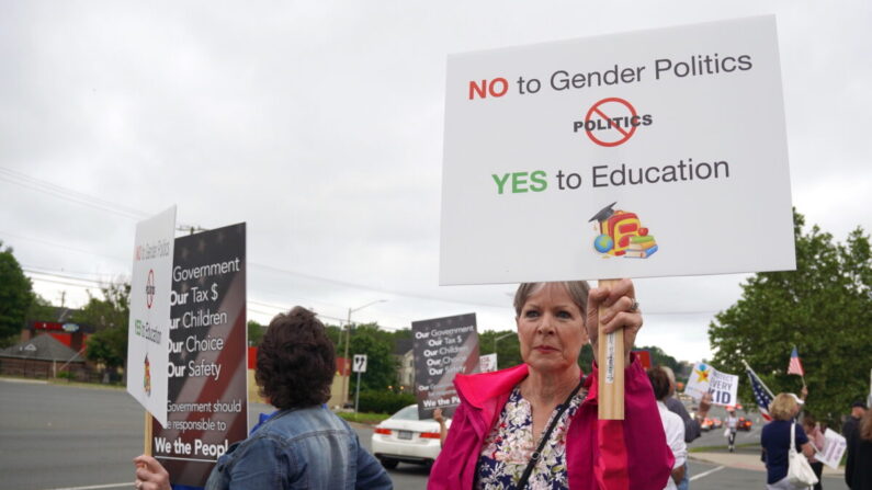 Des parents protestent contre les dernières mesures prises par les écoles publiques du comté de Fairfax en faveur des transsexuels. Parallèlement se tient la réunion du conseil scolaire du comté à Falls Church, en Virginie, le 26 mai 2022. (Terri Wu/Epoch Times)