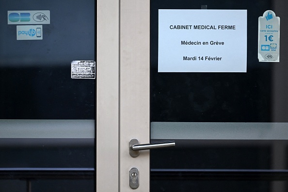 Un cabinet médical à Mulhouse affiche portes closes le 14 février 2023. (SEBASTIEN BOZON/AFP via Getty Images).