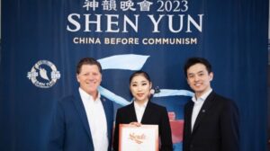 Un sénateur d’État impressionné par le message de liberté d’expression porté par Shen Yun