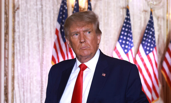 L'ancien président Donald Trump quitte la scène après avoir pris la parole lors d'un événement à sa résidence de Mar-a-Lago à Palm Beach, en Floride, le 15 novembre 2022. (Joe Raedle/Getty Images)