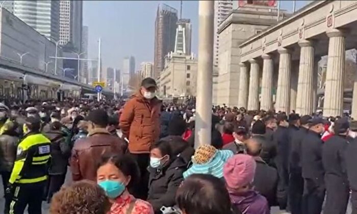 Manifestation des retraités chinois contre la réduction des remboursements de l'assurance maladie à Wuhan, le 15 février 2023. (Capture d'écran via Epoch Times)