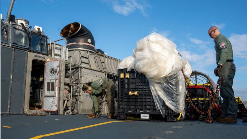 Ballon espion chinois abattu par les Américains au-dessus de l'océan Atlantique. Il est transporté à la Joint Expeditionary Base Little Creek le 10 février 2023. (Ryan Seelbach/U.S. Navy via Getty Images)