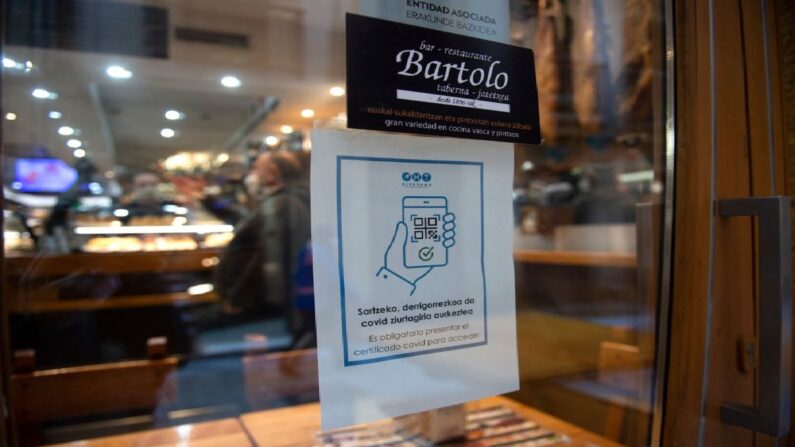 Affiche indiquant "Il est obligatoire de présenter un certificat Covid pour entrer" sur la porte d'un bar à Saint-Sébastien, Pays Basque, le 15 décembre 2021.  (ANDER GILLENEA/AFP via Getty Images)