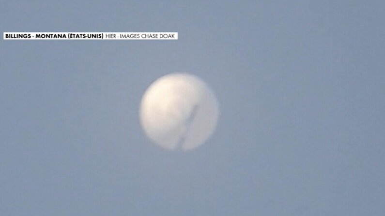 Capture d'écran d'un ballon chinois identifié alors qu'il survolait les États-Unis, le 4 février 2023.