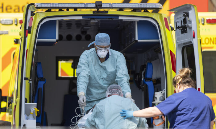 Ambulance au St Thomas' Hospital à Londres, le 10 avril 2020. (Justin Setterfield/Getty Images)