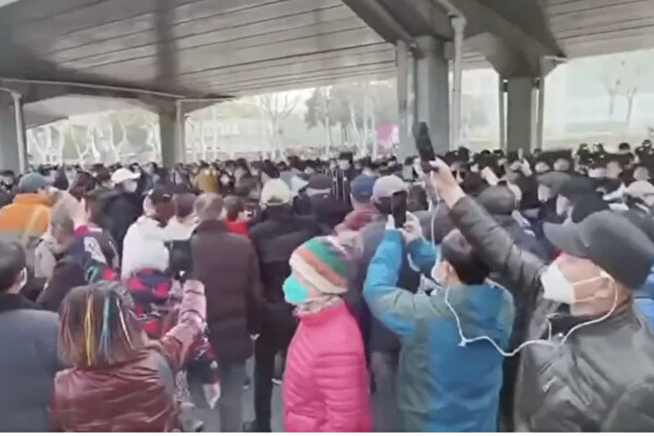 Manifestation de grande ampleur contre la réduction des paiements de l'assurance médicale des retraités, à Wuhan, le 15 février 2023. (Capture d'écran vidéo)