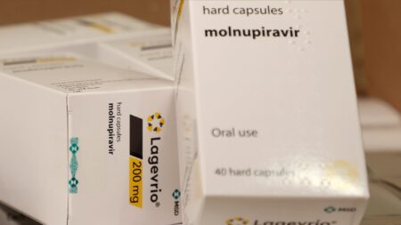 La pilule de Merck censée traiter le Covid accusée d’accélérer les mutations du virus