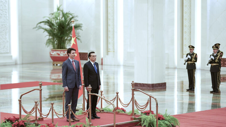 Le premier ministre canadien Justin Trudeau et le premier ministre chinois Li Keqiang lors d'une cérémonie de bienvenue au Palais de l'Assemblée du Peuple à Pékin, le 4 décembre 2017. (Lintao Zhang/Getty Images)