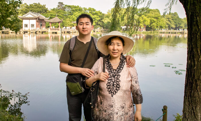 Simon Zhang et sa mère Ji Yunzhi lors d'un voyage dans la ville de Hangzhou, dans la province du Zhejiang, en Chine, en 2012. (Avec l'aimable autorisation de Simon Zhang)