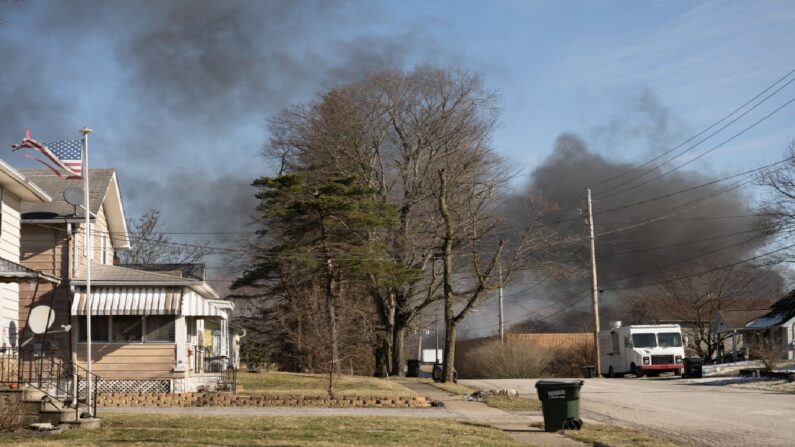 Fumée du train de marchandises ayant déraillé à East Palestine, Ohio, le 4 février 2023.  (DUSTIN FRANZ/AFP via Getty Images)