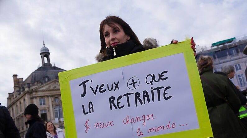En creux, les manifestants d’aujourd'hui contre la réforme des retraites rappellent aussi les revendications initiées par les « gilets jaunes» .
Les Gilets Jaunes, Acte 62 Bordeaux, 2020.
(Patrice Calatayu/Flickr, CC BY-NC-SA)