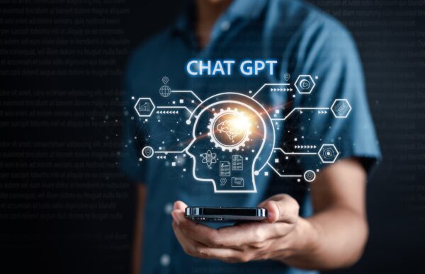 Homme d'affaires utilisant un chatbot dans un smartphone. Chat GPT avec l'intelligence artificielle AI, développé par OpenAI génère. Technologie futuriste, un robot dans un système en ligne. (Shutterstock)