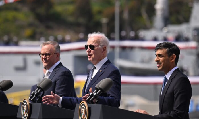 Le président américain Joe Biden (au centre) s'exprime aux côtés du premier ministre britannique Rishi Sunak (à droite) et du premier ministre australien Anthony Albanese (à gauche) lors d'une conférence de presse organisée dans le cadre du sommet AUKUS à la base navale de Point Loma à San Diego (Californie), le 13 mars 2023. (Jim Watson/AFP via Getty Images)