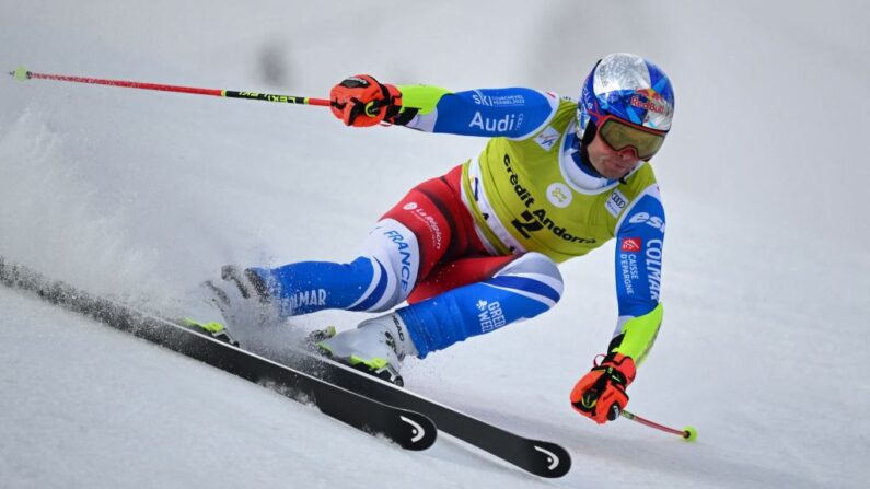 Alexis Pinturault a réalisé le deuxième temps de la première manche du slalom géant des finales de la Coupe du monde à Soldeu (Andorre), à plus d'une seconde de l'intouchable Suisse Marco Odermatt, samedi. (Photo by LIONEL BONAVENTURE/AFP via Getty Images)