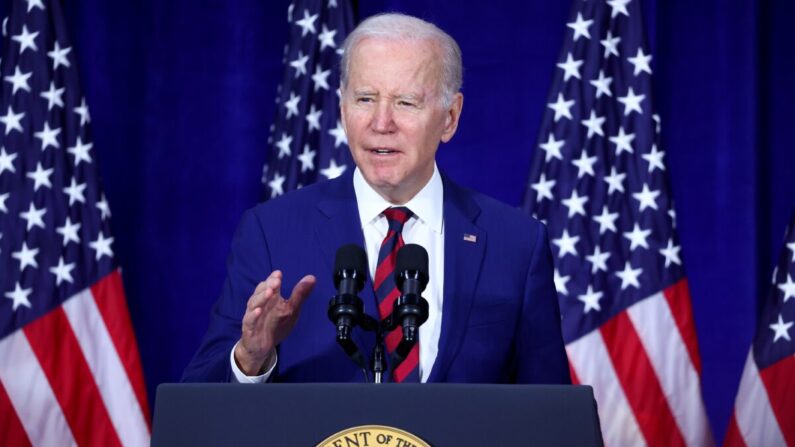 Le président Joe Biden prononce un discours au Boys and Girls Club of West San Gabriel Valley à Monterey Park (Californie), le 14 mars 2023. (Mario Tama/Getty Images)