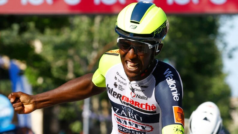 Biniam Girmay, est entré dans l'histoire comme le premier coureur africain à remporter une classique flandrienne. Il revient dimanche sur Gand-Wevelgem où il portera le dossard N.1. (Photo by LUCA BETTINI/AFP via Getty Images)