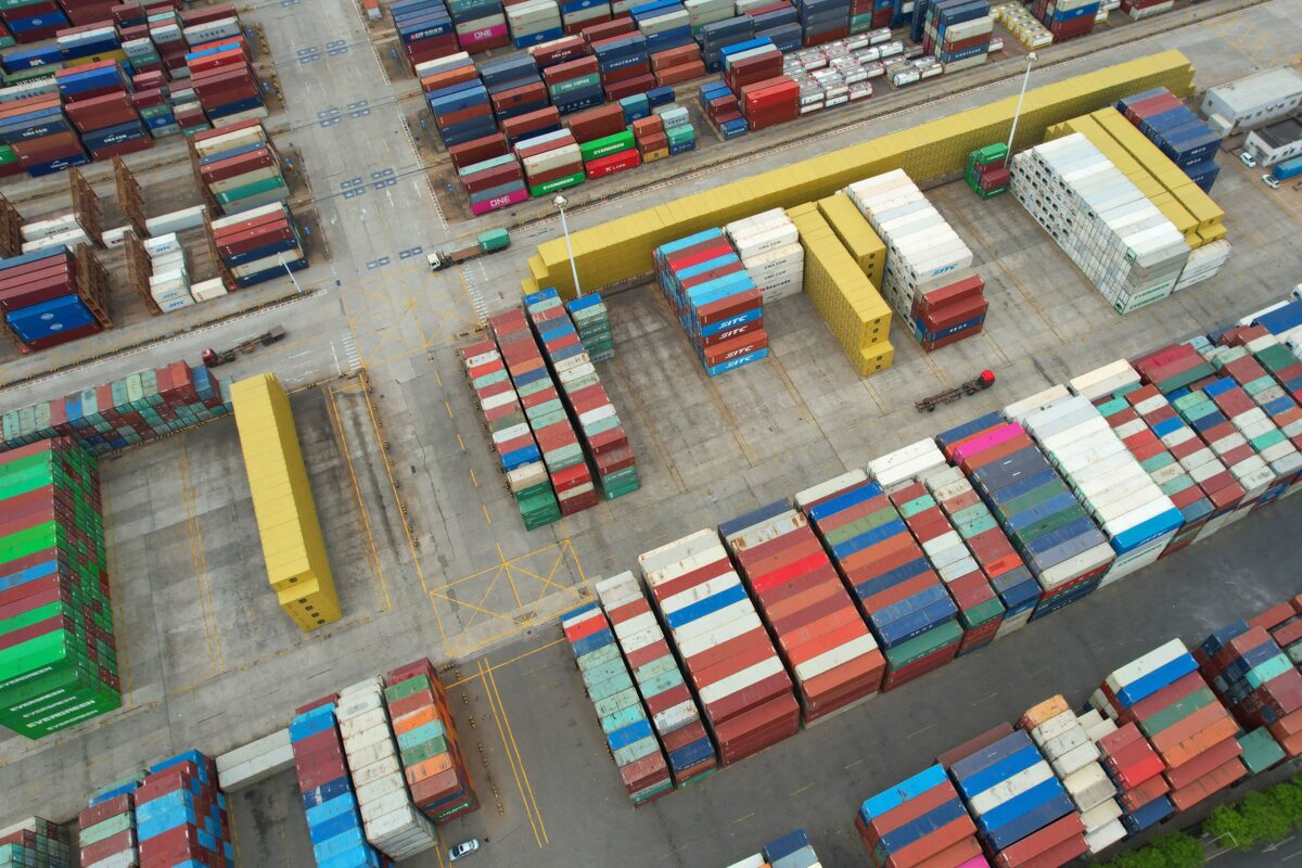 Les conteneurs vides s'empilent dans les ports chinois alors que les exportations de la Chine continuent de décliner