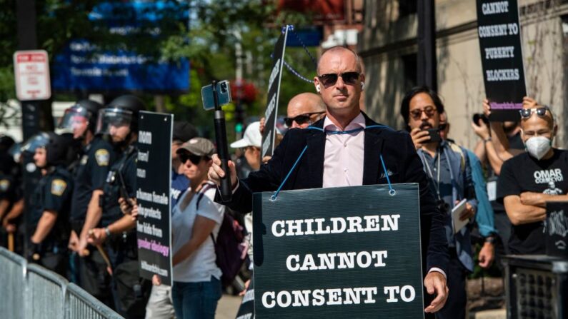 Chris Elston est rejoint par ses partisans pour manifester contre les traitements et les chirurgies d'affirmation de genre sur les mineurs, à l'extérieur du Boston Childrens Hospital à Boston, Massachusetts, le 18 septembre 2022. (Joseph Prezioso/AFP via Getty Images)
