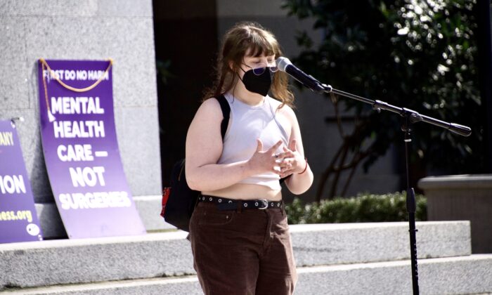 Layla Jane prend la parole lors d'un rassemblement organisé dans le cadre de la Journée de sensibilisation à la détransition au Capitole de Sacramento, le 10 mars 2023. (Avec l'aimable autorisation de Pamela Garfield-Jaeger)